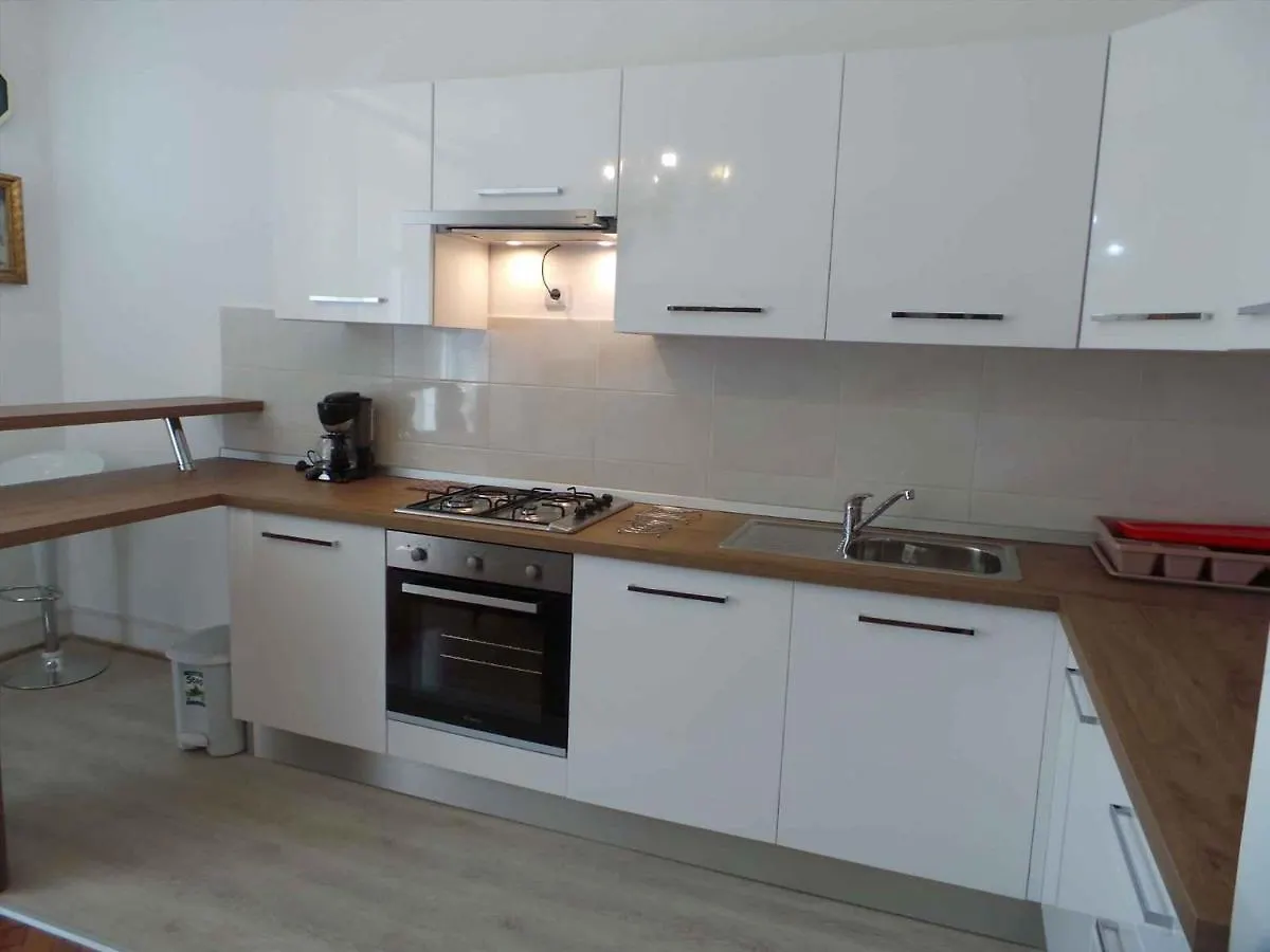 Apartment Near Archaeological Museum In Pula In Pluj