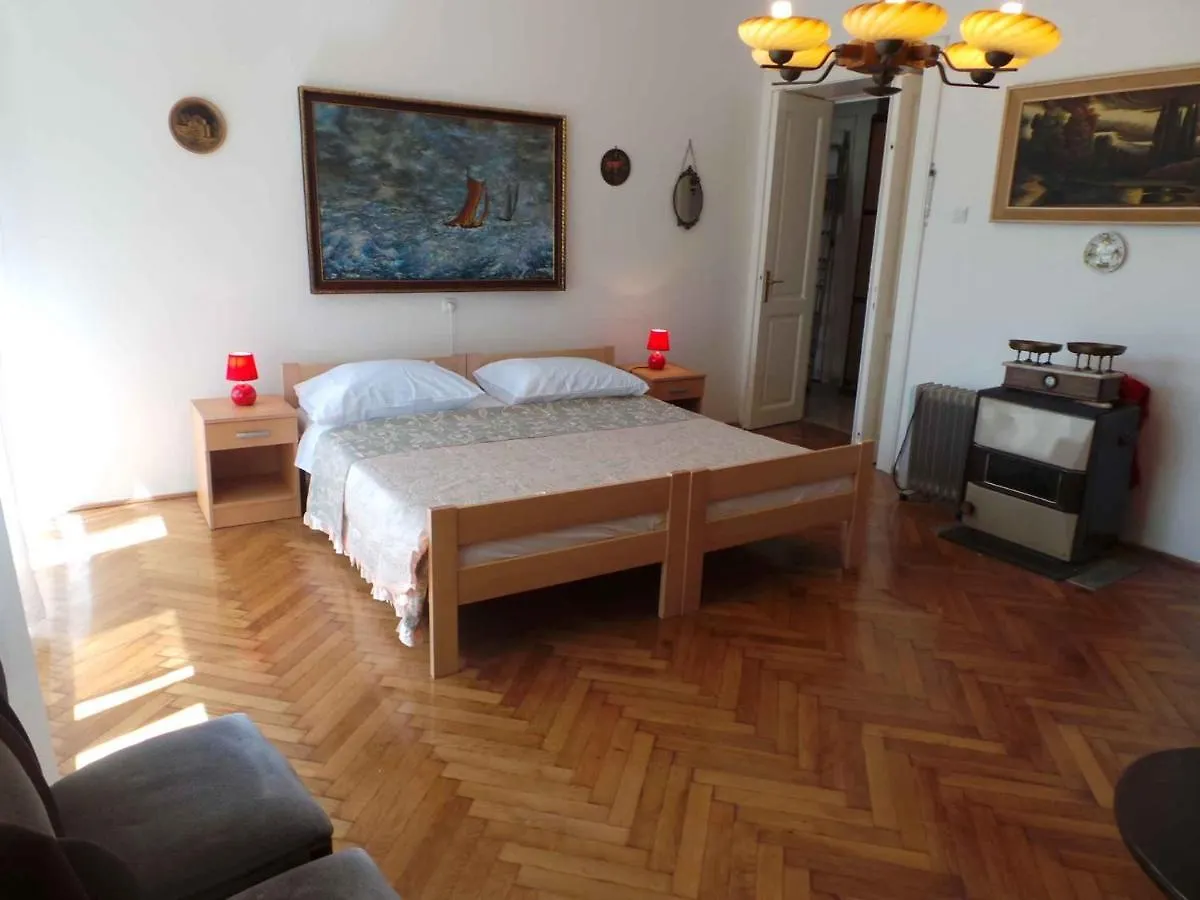 Apartment Near Archaeological Museum In Pula In Pluj Croatia