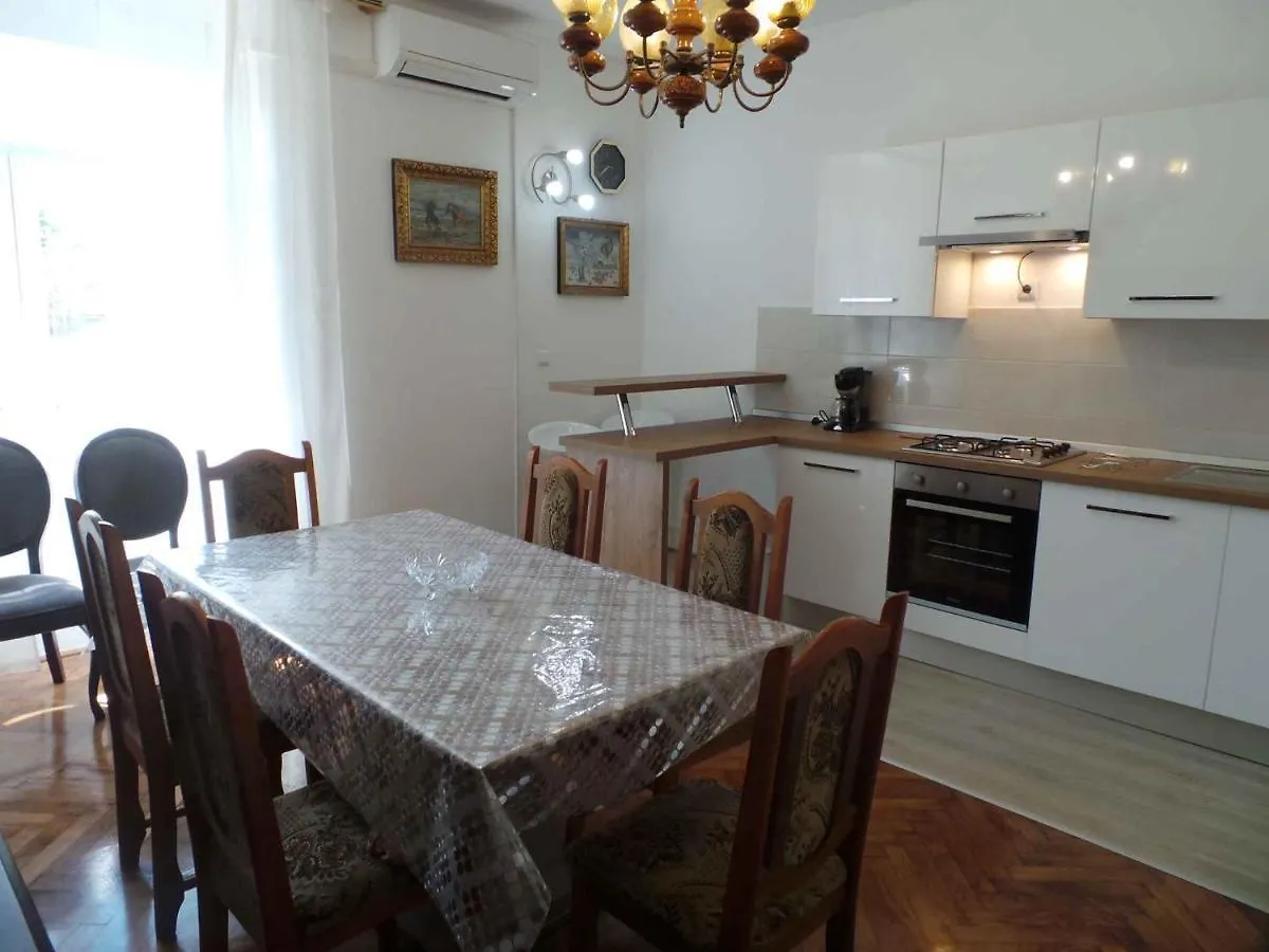 Apartment Near Archaeological Museum In Pula In Pluj