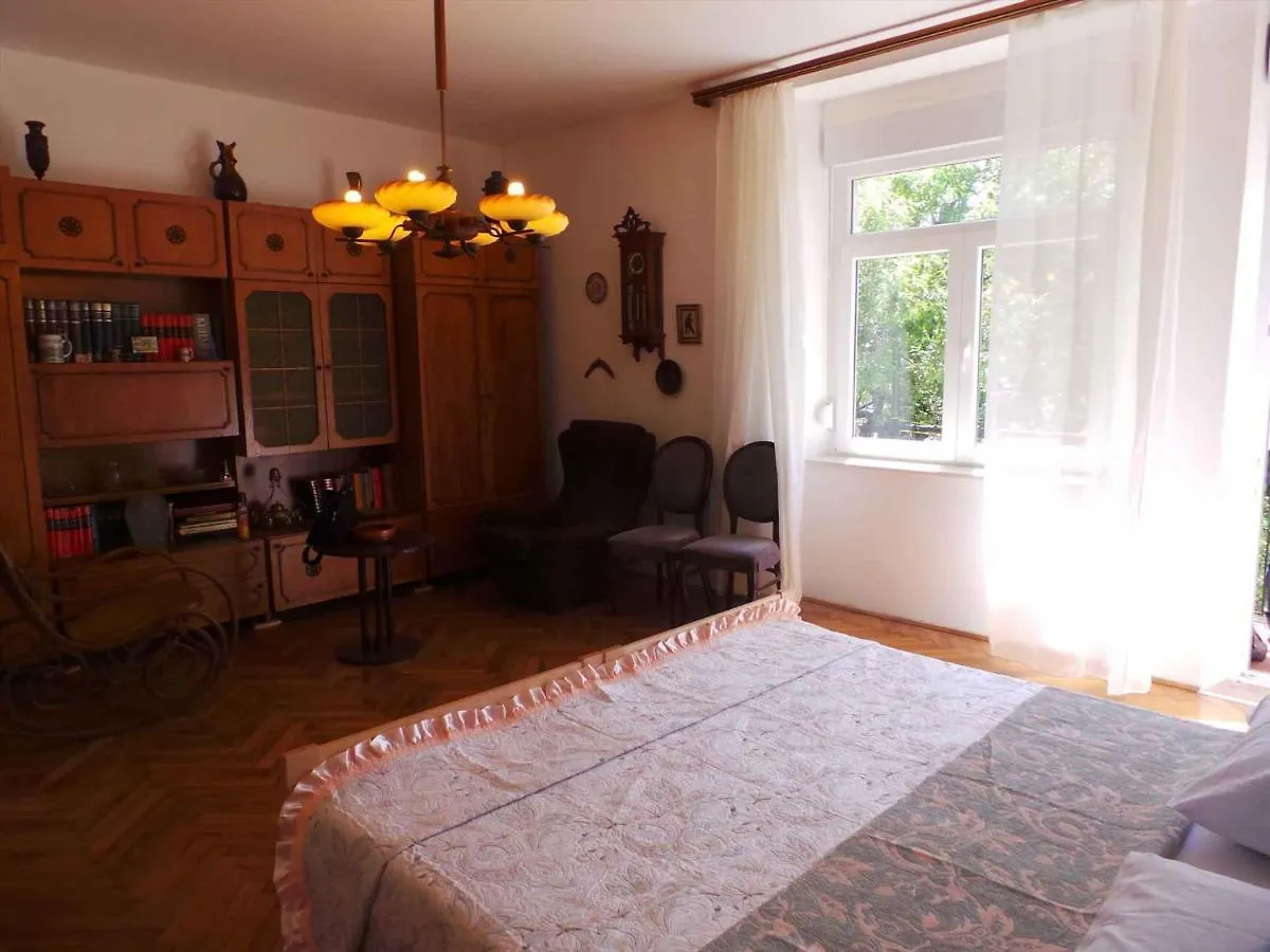 Apartment Near Archaeological Museum In Pula In Pluj