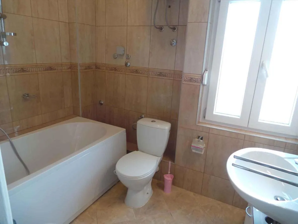 Apartment Near Archaeological Museum In Pula In Pluj