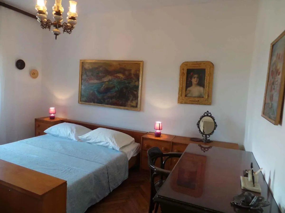 Apartment Near Archaeological Museum In Pula In Pluj