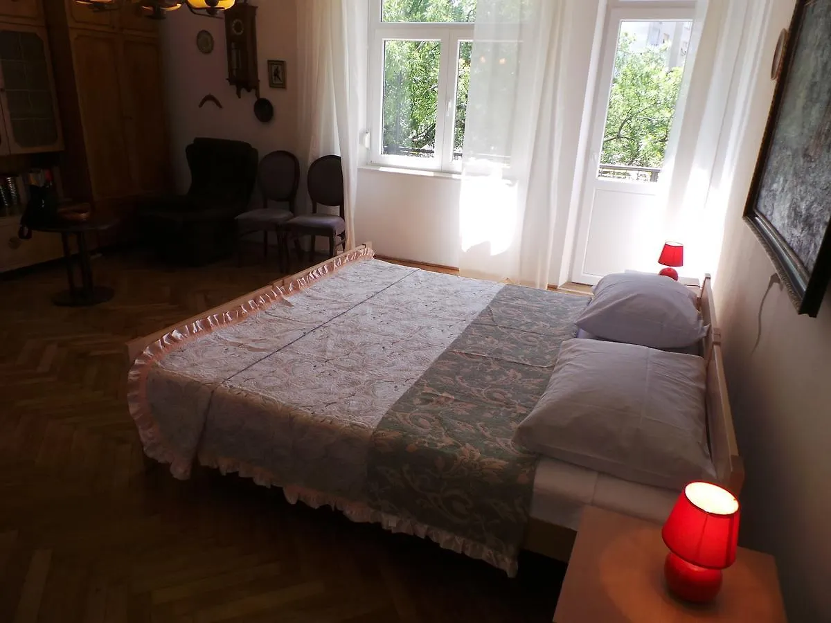 Apartment Near Archaeological Museum In Pula In Pluj 0*,